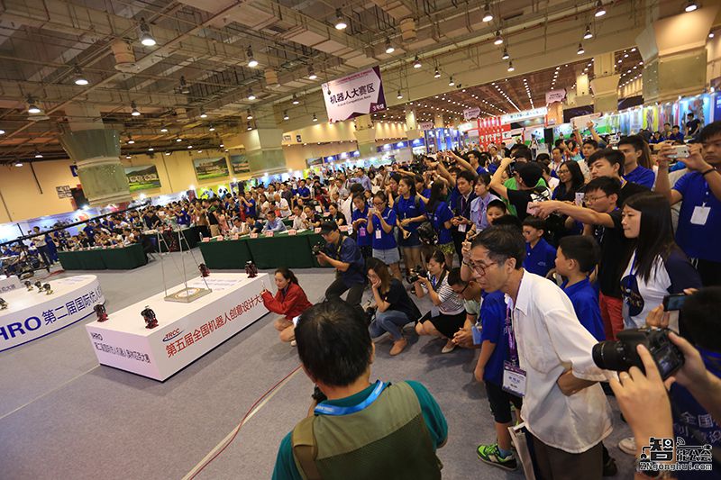 机器人都打起来了！青岛电博会出了啥状况？ 智能公会