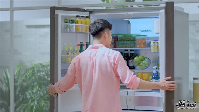 食材瞬间识别 一台具有人文关怀的美的646智能冰箱 智能公会