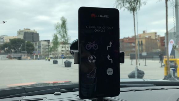 MWC2018：华为Mate 10 Pro操控无人驾驶汽车 智能公会