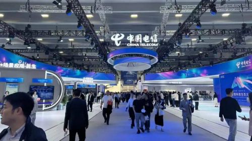 侧踢后空翻还写书法？中国电信AI黑科技秀翻全场...