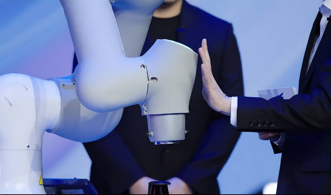 亮相人民日报！美的机器人探索多场景落地应用 智能公会