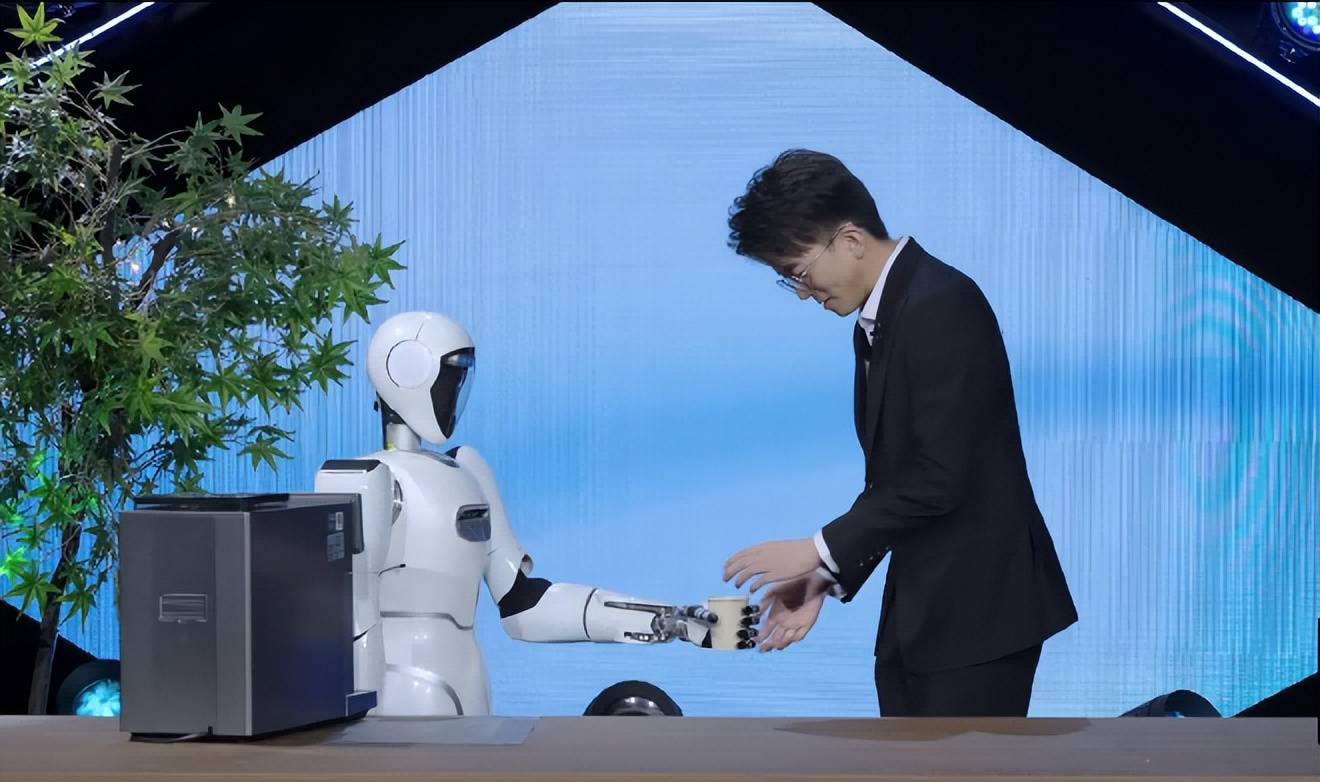 亮相人民日报！美的机器人探索多场景落地应用 智能公会