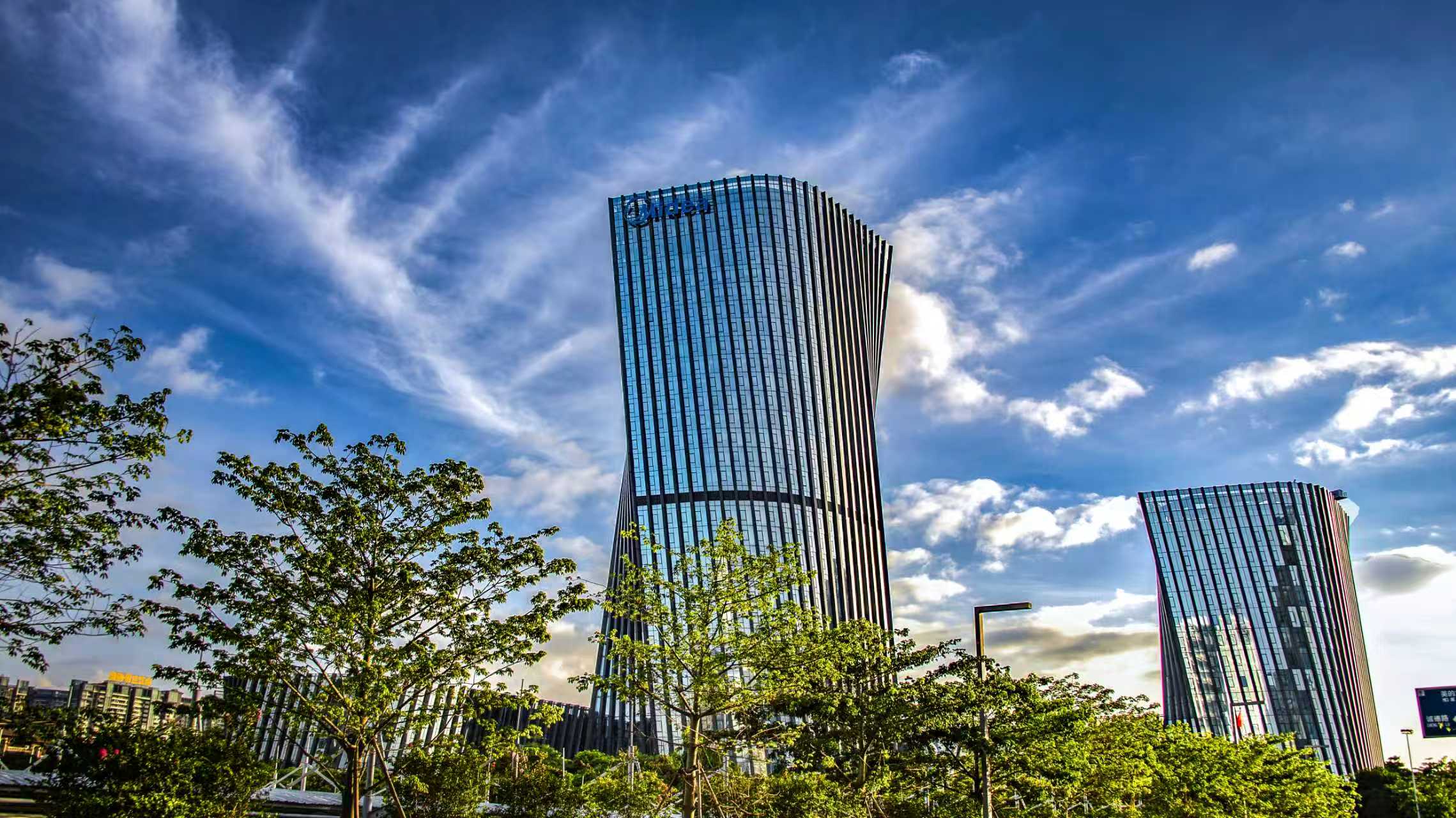 美的集团2025年营收创新高、利润100%分红  落地1.3万个AI智能体 智能公会