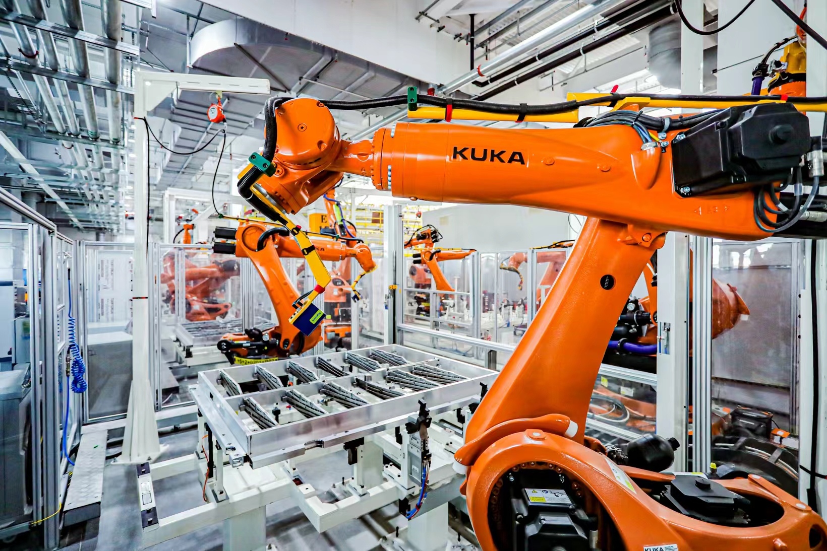 美的集团2025年营收创新高、利润100%分红  落地1.3万个AI智能体 智能公会