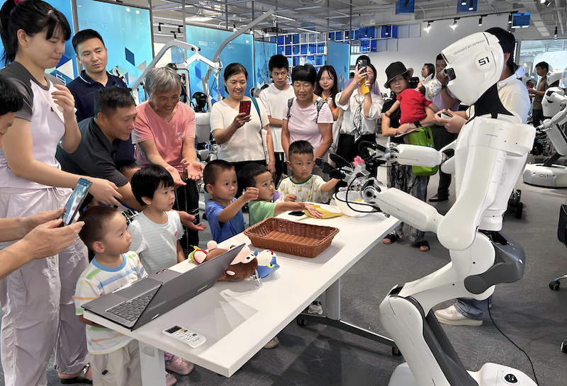 印钞机还是吞金兽？商场里的机器人在替老板“抢钱” 智能公会