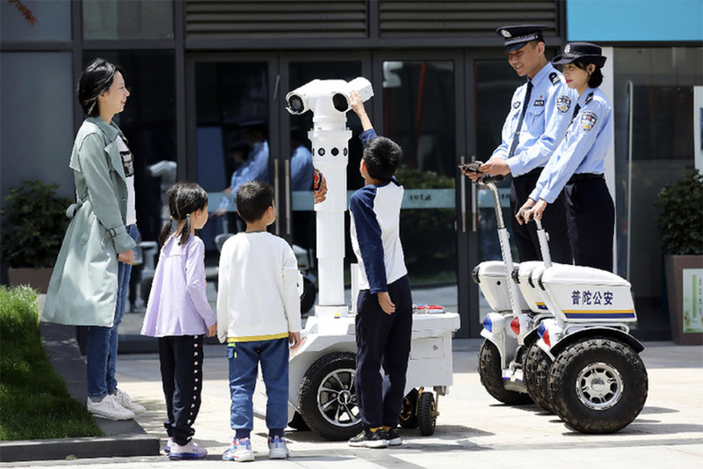 警务的新搭档:具身智能如何把治安痛点变成爽点？ 智能公会